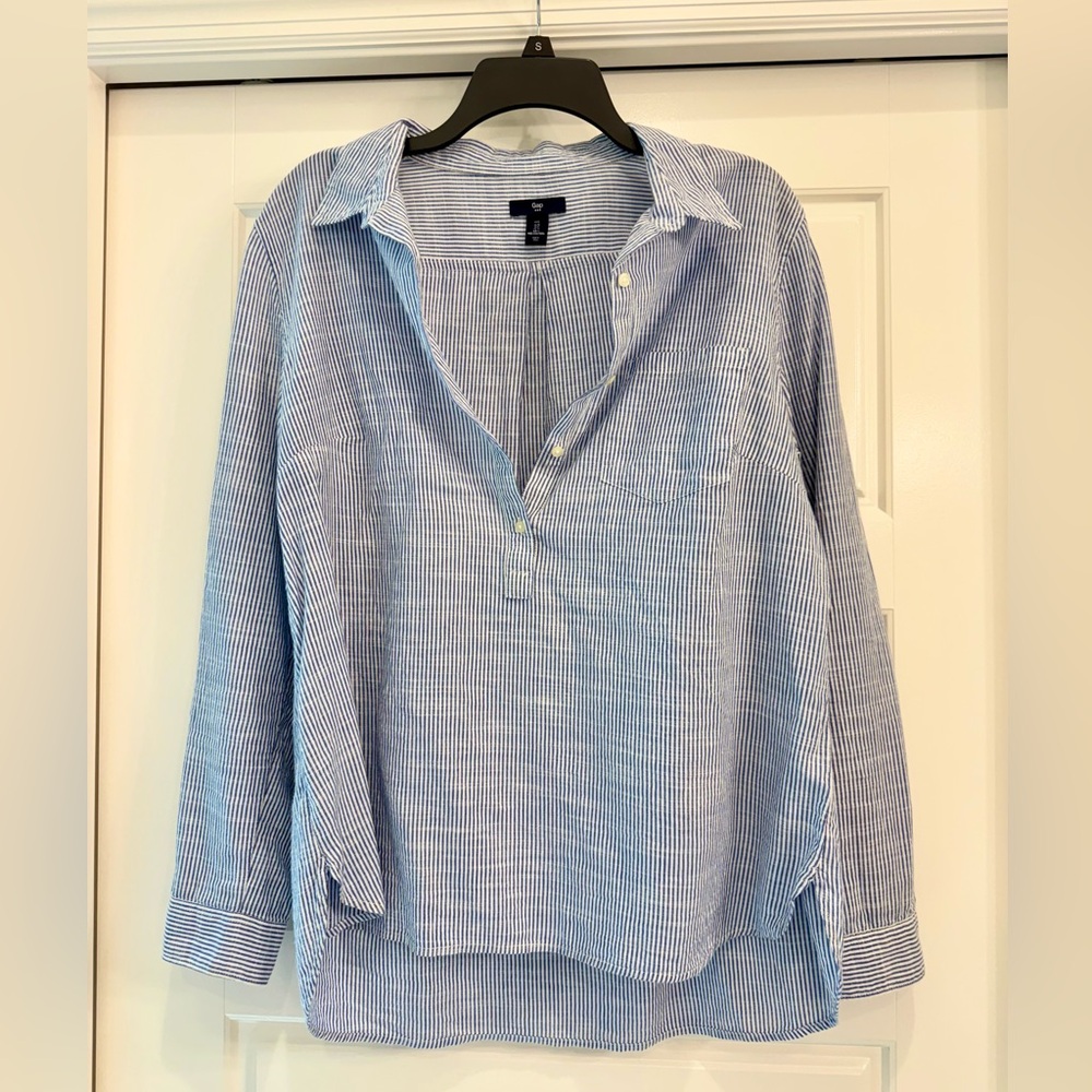 GAP White and Blue Striped Shirt